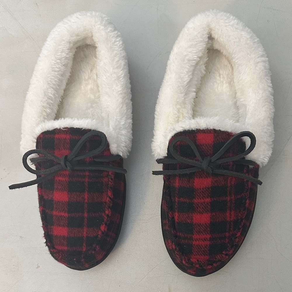NWOT Sonoma red & black Plaid Moccasin Slippers with Faux Fur Lining